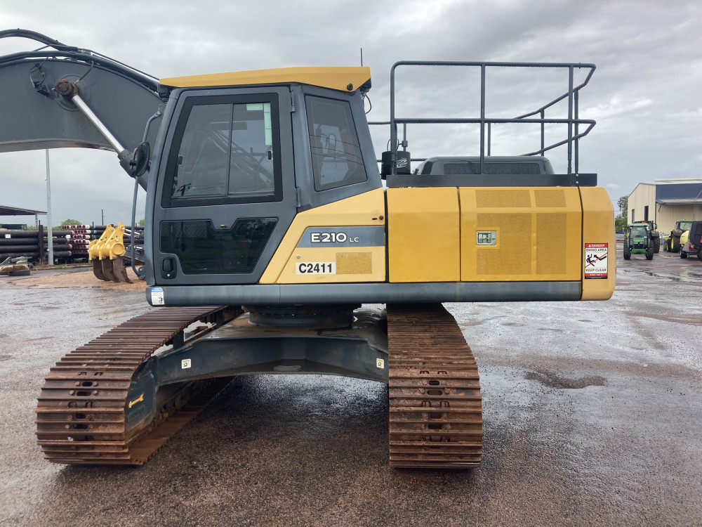 2020 John Deere E210-II Excavator image 2