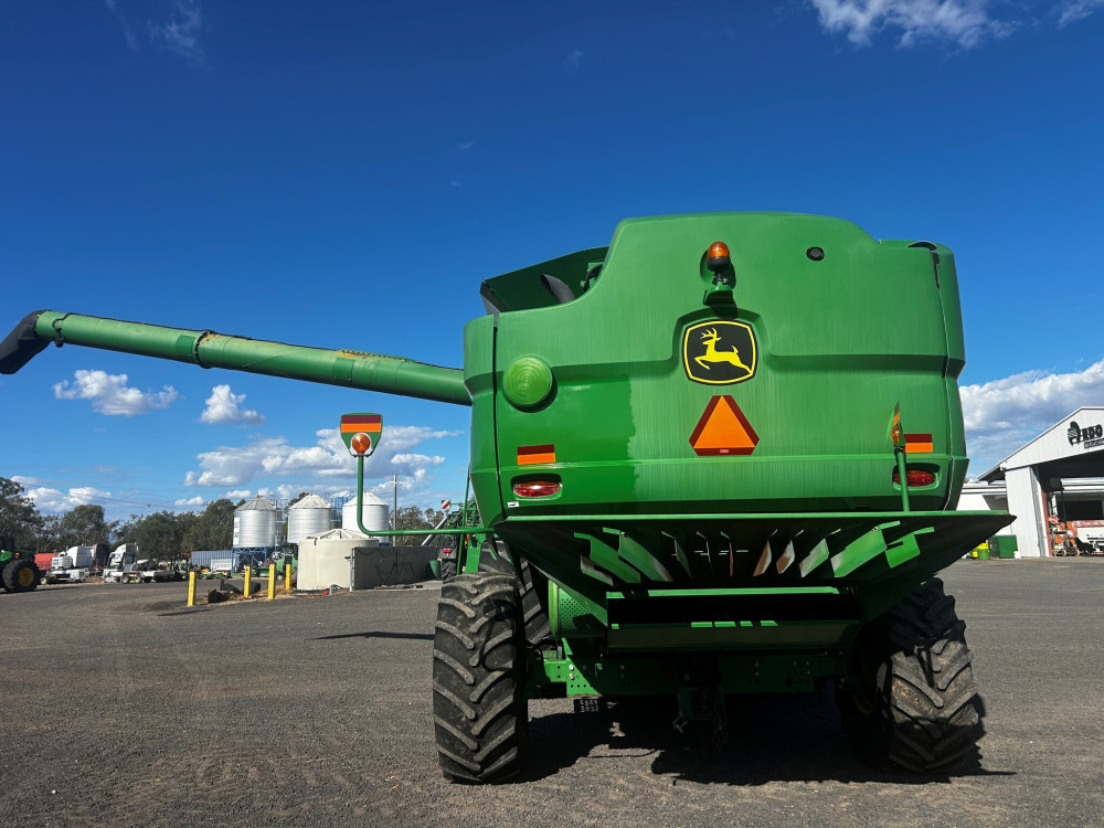 2012 John Deere S680 Combine image 2