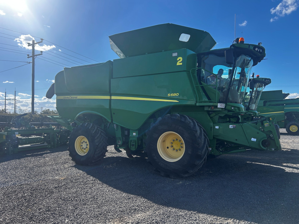 2012 John Deere S680 Combine image 6