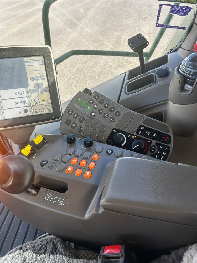 2012 John Deere S680 Combine image 10