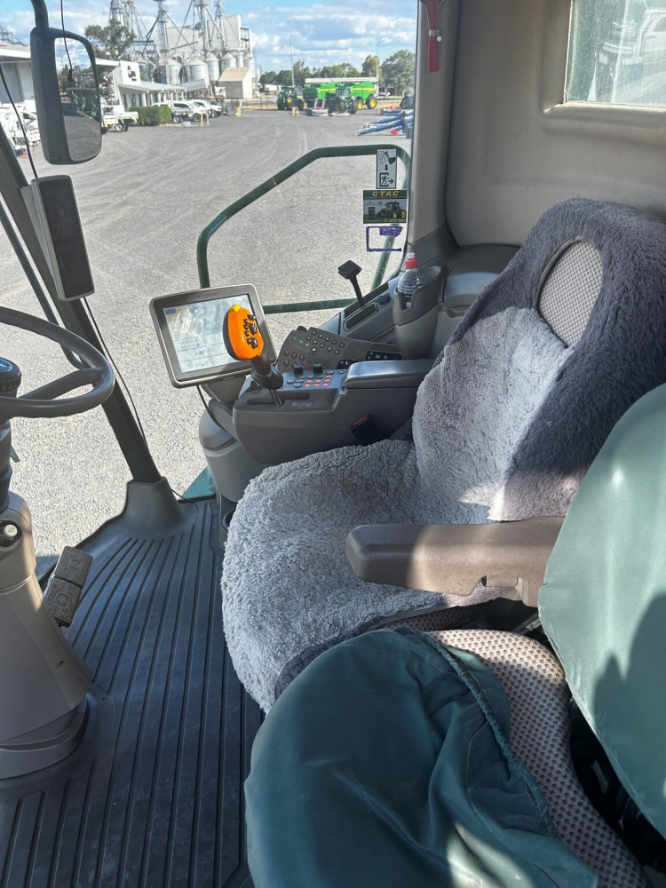 2012 John Deere S680 Combine image 11