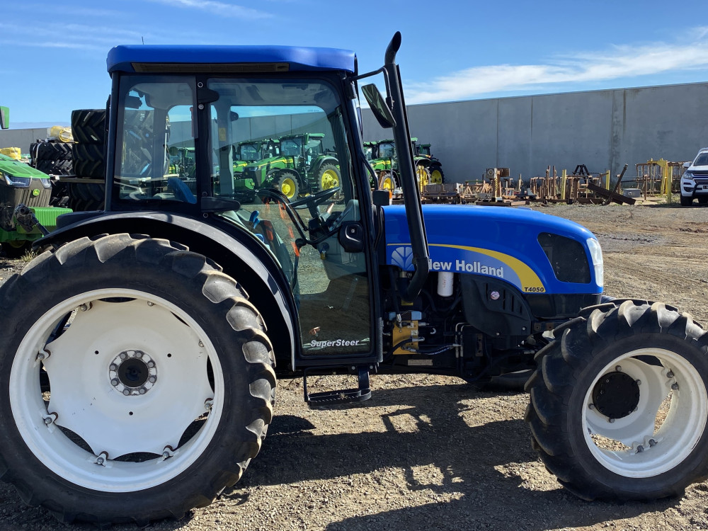 2011 New Holland T4050 Utility Tractor image 2