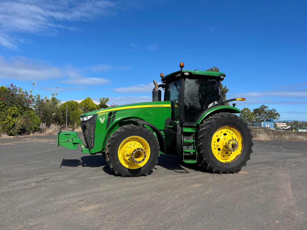 2016 John Deere 8370R Row Crop Tractor image 2