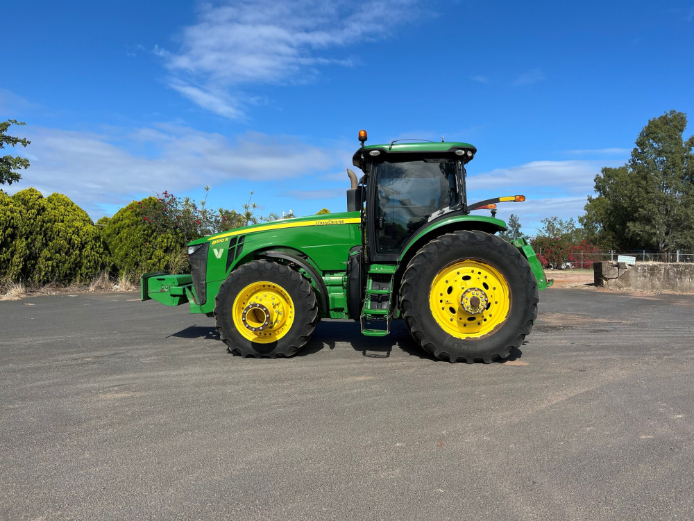 2016 John Deere 8370R Row Crop Tractor image 3