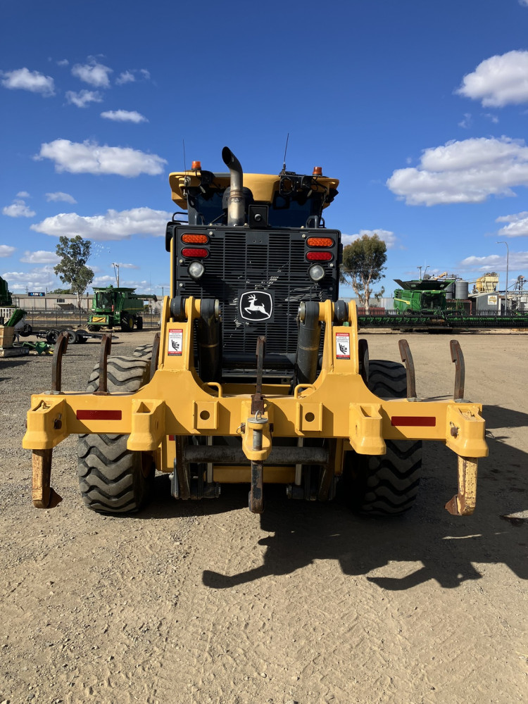 2017 John Deere 772GP Motor Grader image 3