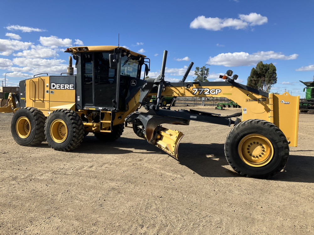 2017 John Deere 772GP Motor Grader image 4