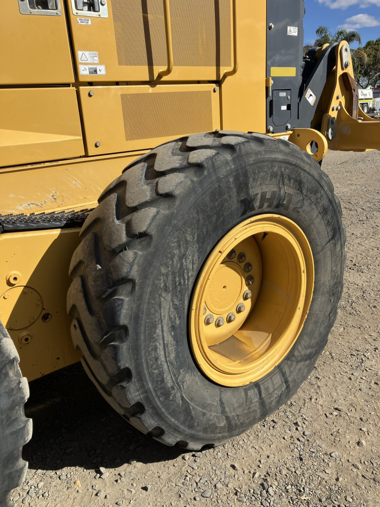 2017 John Deere 772GP Motor Grader image 7
